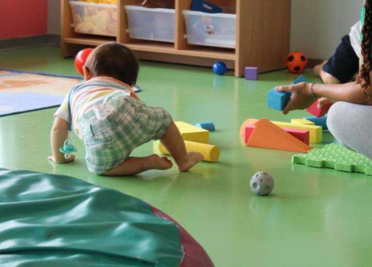 Les familles adoptantes auront-elles les mêmes droits que les parents biologiques ?