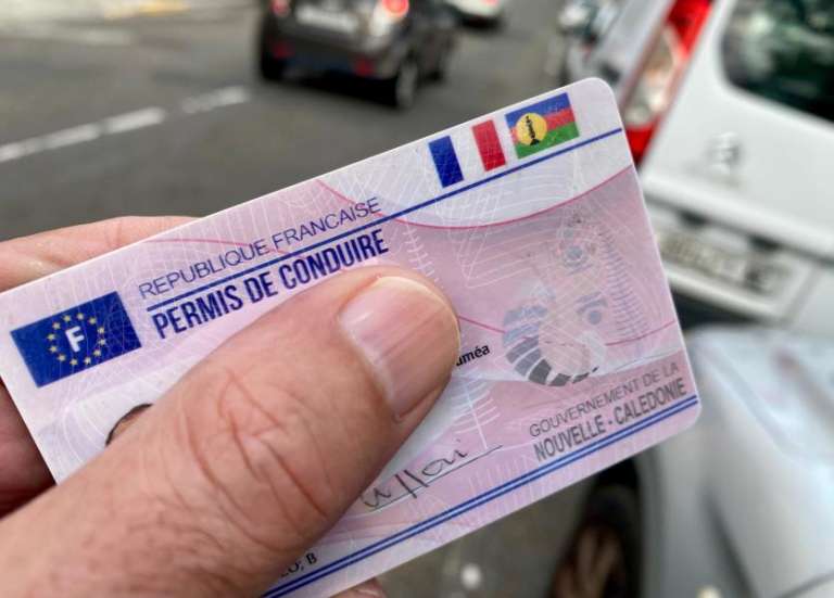 Permis de conduire : le gouvernement referme le feuilleton des deux drapeaux