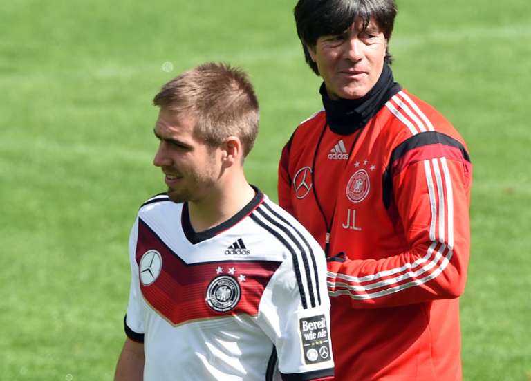 Lahm soulève le trophée