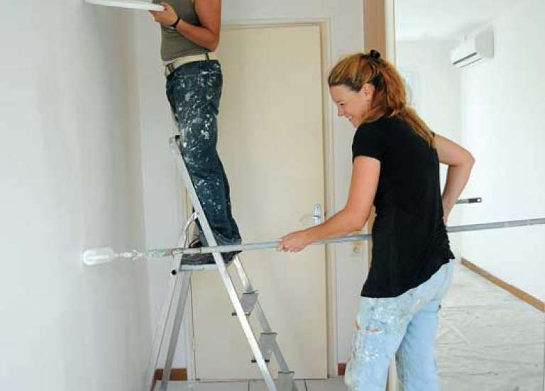 Un duo derrière les pinceaux