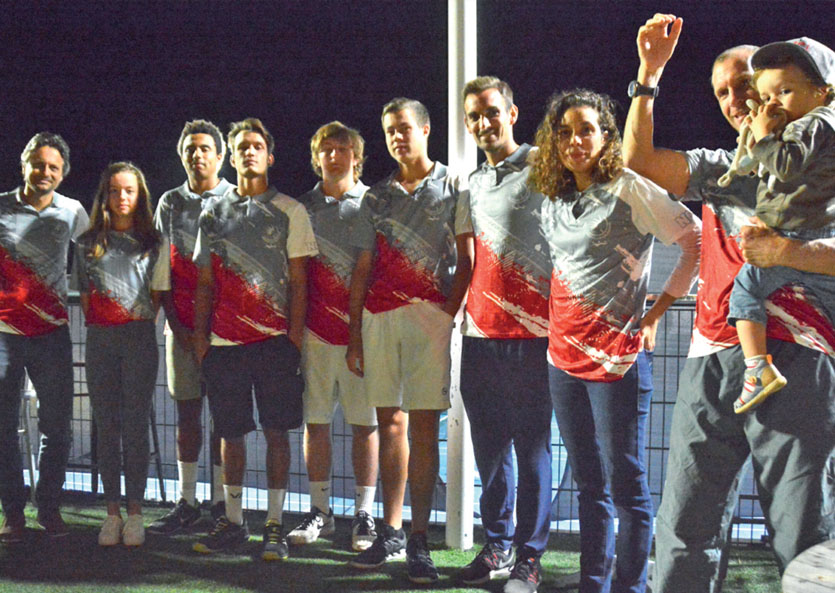 Une partie de la sélection calédonienne de tennis, avec la tenue officielle des Cagous. Photo MRB