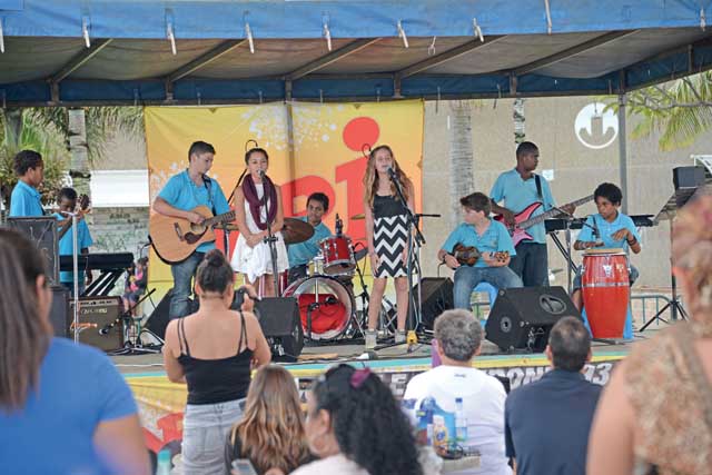 3 > Dix groupes se sont succédé sur scène. Chansons sur bande enregistrée ou musique live, compositions ou reprises, le panorama était vaste. Plusieurs jeunes musiciens ont été repérés pour participer au Festival femmes funk dans quelques mois. Ici, des élèves du collège du Sacré-Cœur, à Bourail. 