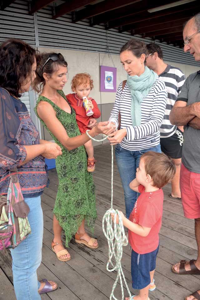 5 > Une série d’activités étaient proposées au public familial, comme cet atelier pour s’initier aux nœuds marins.