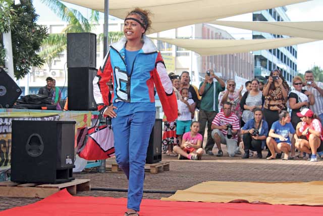  2 > A la frontière de l’art et du sport, les élèves de première année de bac pro « métiers de la mode » du lycée Jean-XXIII (Païta) ont proposé un défilé de tenues en toiles de kitesurf recyclées. 